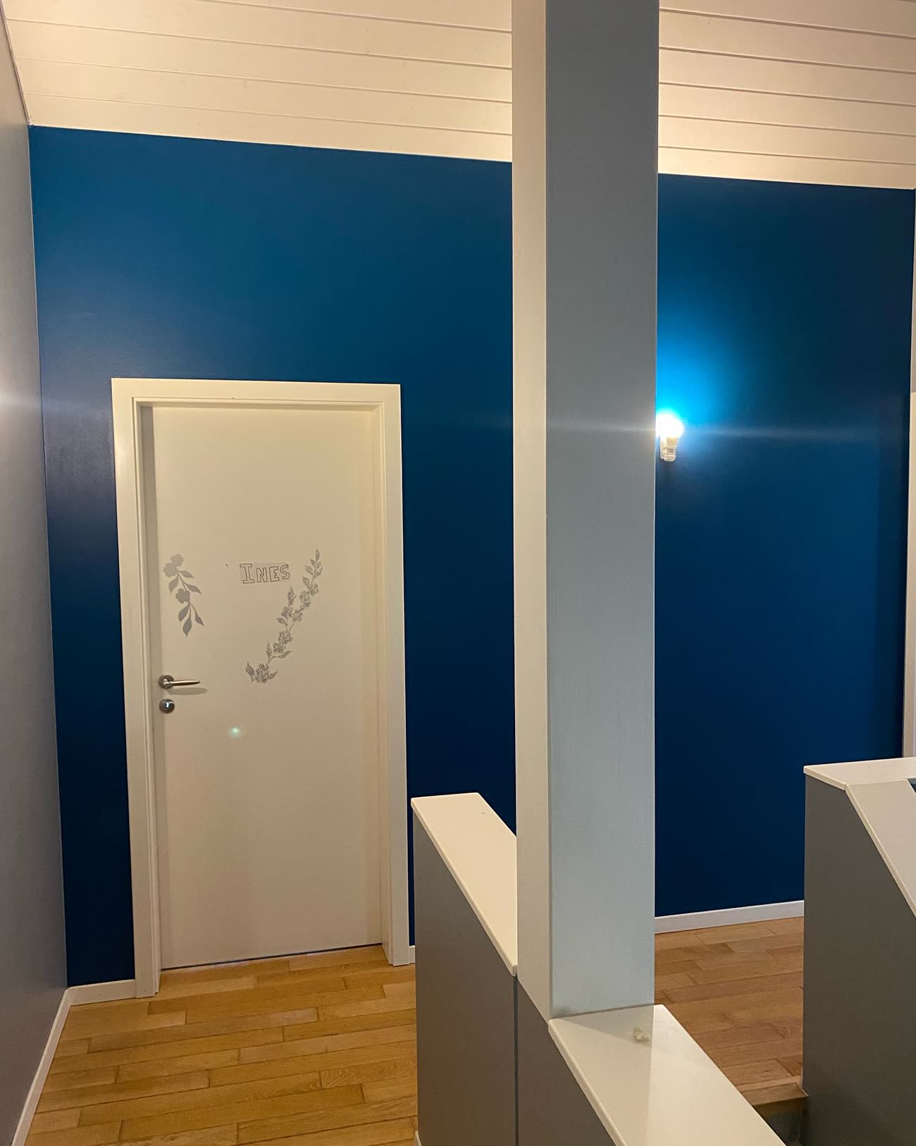 Couloir repeint en bleu profond
