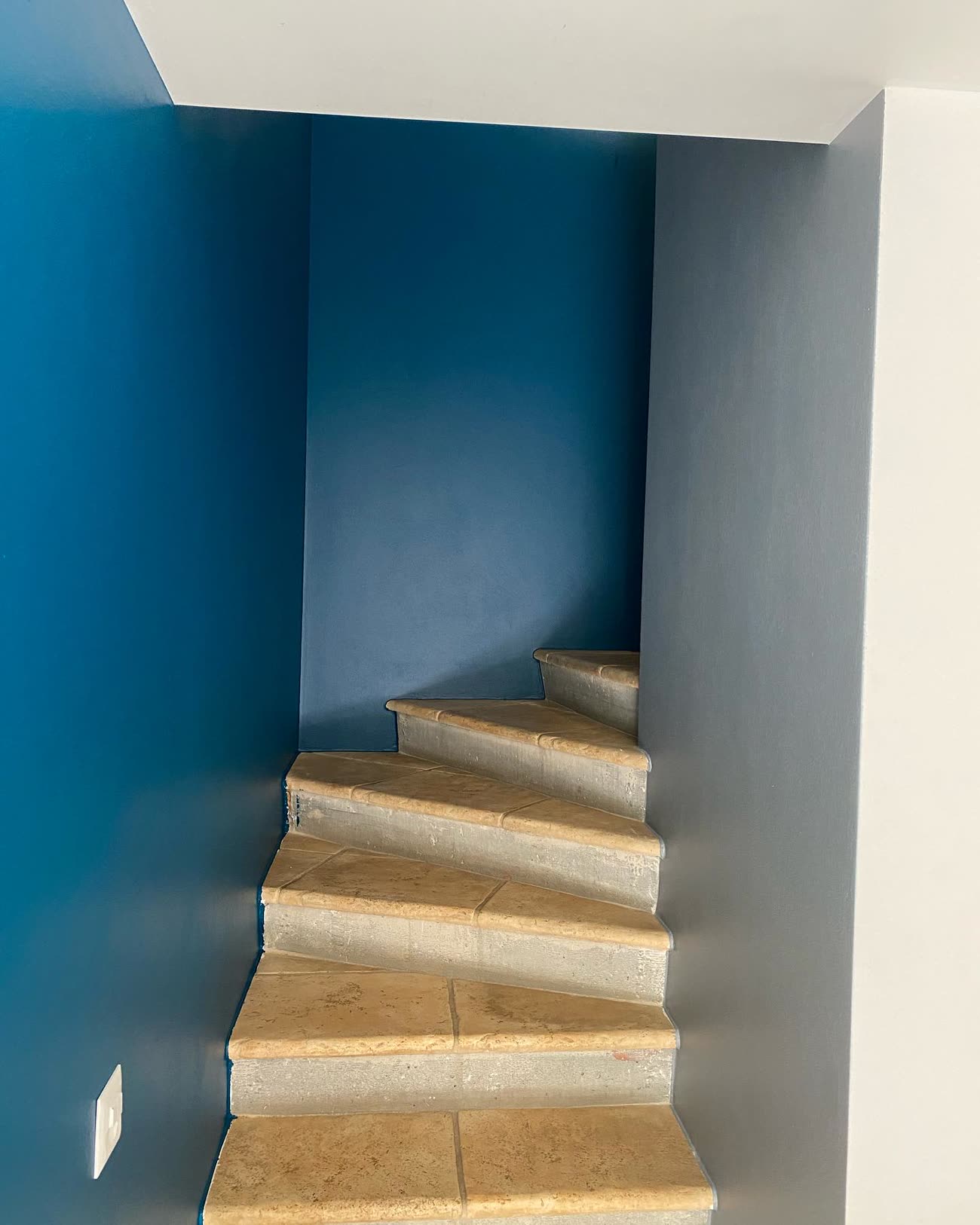 Cage d'escalier peinte en bleu